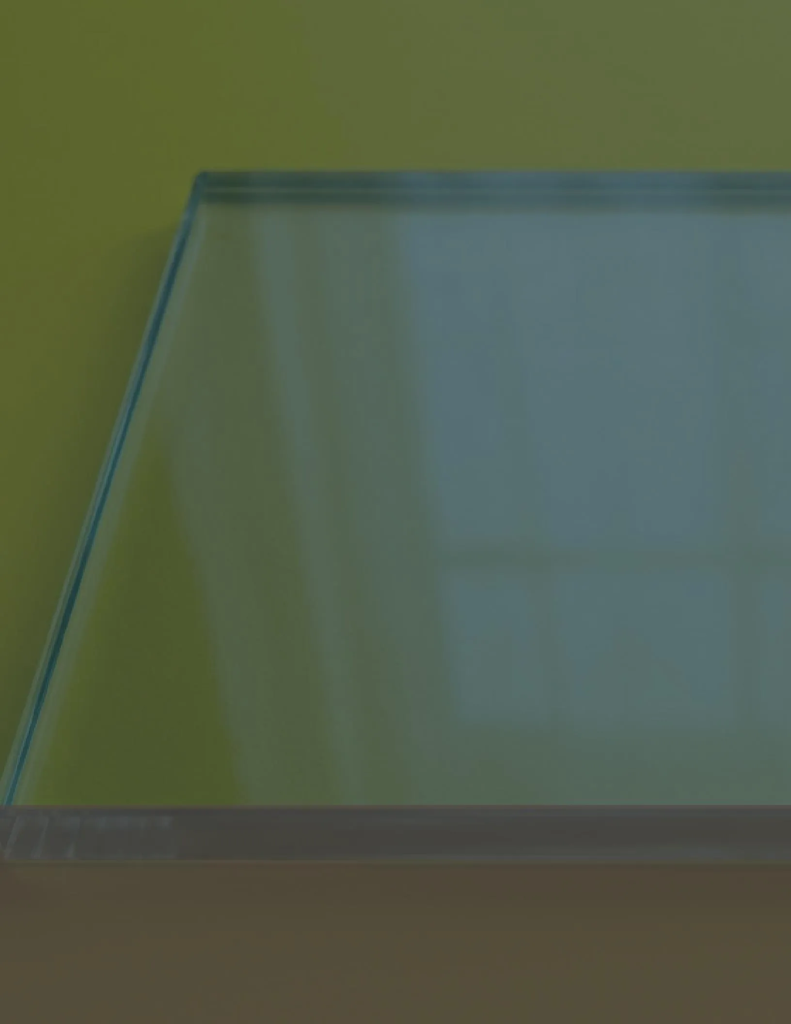 Edge detail of a laminated tempered glass panel